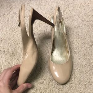 Tommy Hilfiger size 7.5 round toe, sling back, pumps, patent nude color. Summer